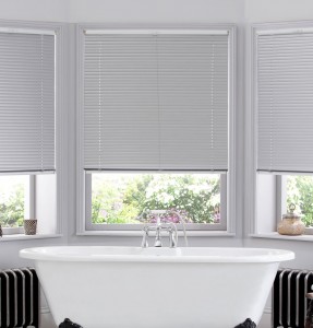 Venetian_Platinum_TradBathroom_Closed_Crop blinds